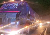 Ônibus de cantora se envolve em acidente e deixa 23 feridos