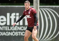 Renato Kayzer ignora férias e volta a treinar com o Vitória para temporada 2026