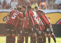 Titular do Vitória deixa campo machucado e liga alerta no Brasileirão
