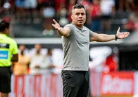 Invasão de campo! Torcedor do Vitória troca desabafos com Jair Ventura