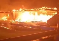 Torcedores incendeiam estádio após rebaixamento de clube; veja vídeo imagem