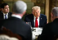 Trump ameaça intervir no Irã após mortes em protestos imagem