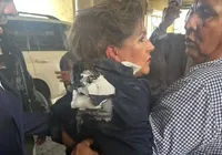 Vídeo: deputada é atingida por explosivo na cabeça durante entrevista