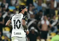 Vídeo: Memphis Depay é flagrado aproveitando férias em paraíso da Bahia