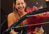 Vídeo: Zagueiro do Vitória presenteia esposa com veículo de luxo