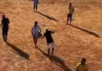 Vídeo registra assassinato de jovem durante partida de futebol na Bahia