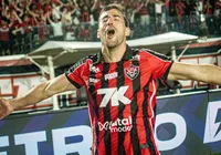 Vitoria oficializa saída de Raúl Cáceres: "Um dos nossos" imagem