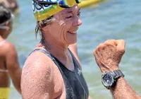 Aos 70 anos, Desirée nada sozinha a travessia Salvador–Mar Grande