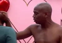 BBB 26: web pede expulsão de Edilson Capetinha após briga com Boneco