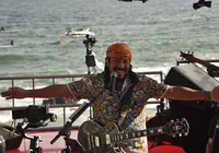 Bell Marques se revolta com atitude de folião e interrompe desfile