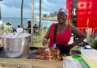 Como o mito do "espetinho de gato" afeta as vendas de ambulantes no Carnaval imagem