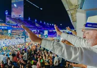 Desfile em homenagem a Lula repercute na web e até a Globo é criticada imagem