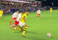 Ex-Bahia protagoniza lance bizarro e decide derrota no Paulistão imagem