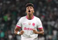 Ex-Vitória marca nos acréscimos e decide classificação na Champions imagem