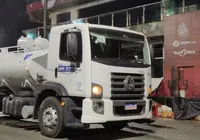 Foliã morre atropelada por caminhão de limpeza no Carnaval de Salvador imagem