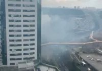 Vídeo: grande incêndio atinge área próxima a estação de metrô em Salvador