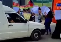 Homem invade protesto e atira em frente ao presídio de Feira imagem