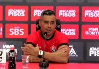 Jair enaltece "espírito coletivo" após grande estreia do Vitória