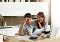 Justiça pode bloquear contas e cartões de quem está endividado; entenda