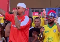 Léo Santana surpreende fãs e faz apresentação em bar de Salvador