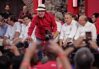 Lula usa aniversário do PT na Bahia para comparar legados na Saúde e Educação