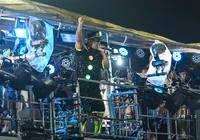 Márcio Victor chora ao passar por camarote com homenagem a Preta Gil