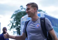 Meio-campista promessa deixa jogo do Bahia após sentir dores imagem