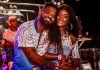 Muito chamego: Erika Januza e Arlindinho curtem Carnaval de Salvador imagem