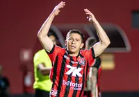 Oficial: Osvaldo renova com o Vitória e já pode entrar em campo