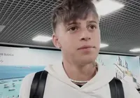 Reforço gringo do Vitória é flagrado no aeroporto: "Estou emocionado"