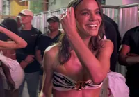 Solteira? Bruna Marquezine curte o Carnaval de Salvador sem Shawn Mendes imagem