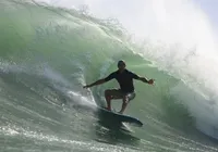 Astro do surfe mundial é morto dentro de casa; namorada foi amarrada imagem