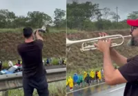 ‘TromPetista’ toca berrante durante caminhada de bolsonaristas