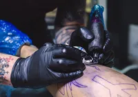 Verão pede atenção redobrada com tatuagens, alerta especialista imagem