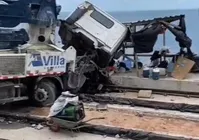 Vídeo: caminhão perde o controle e bate em canteiro de obras do VLT