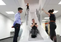 Você faria isso por R$ 150 a hora? Empresa paga para pessoas escorregarem