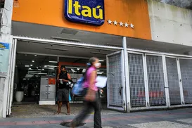 Agências fechadas e filas gigantes: Itaú encerra unidades na Bahia - Imagem