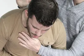 Aprenda como agir ao engasgar, com ou sem alguém por perto - Imagem