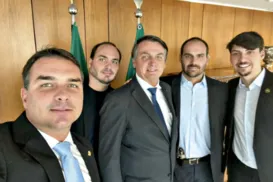 Bolsonaro define filho como seu candidato à Presidência da República - Imagem