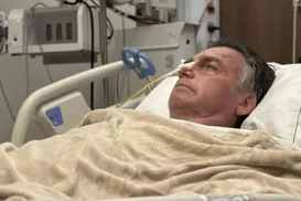 Bolsonaro está estável após internação com pneumonia aguda - Imagem
