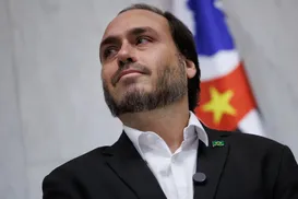 Carlos Bolsonaro renuncia mandato no Rio para cumprir nova missão - Imagem