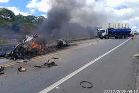 Colisão brutal entre carros deixa 10 mortos no extremo sul da Bahia - Imagem