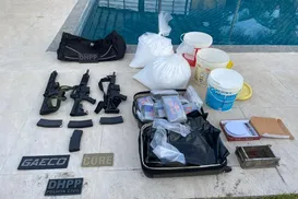 Depósito com drogas e fuzis é descoberto na Bahia e prende liderança criminosa - Imagem