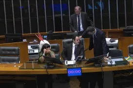 Deputado ocupa cadeira da presidência da Câmara e é retirado à força - Imagem