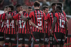 Do inferno ao alívio: a turbulenta temporada do Vitória em 2025 - Imagem