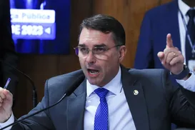Flávio Bolsonaro lidera gastos de R$ 2,8 mi do Senado com Correios - Imagem