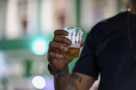 Jovens bebem menos álcool e usam mais cigarro eletrônico em Salvador - Imagem