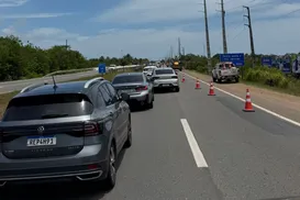 Engarrafamento tira paciência de motoristas na Linha Verde - Imagem