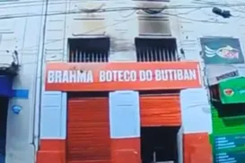 Estabelecimento localizado em casarão pega fogo no Centro de Salvador - Imagem
