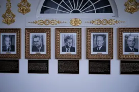 Fim da trégua: Trump expõe placas ofensivas a ex-presidentes - Imagem